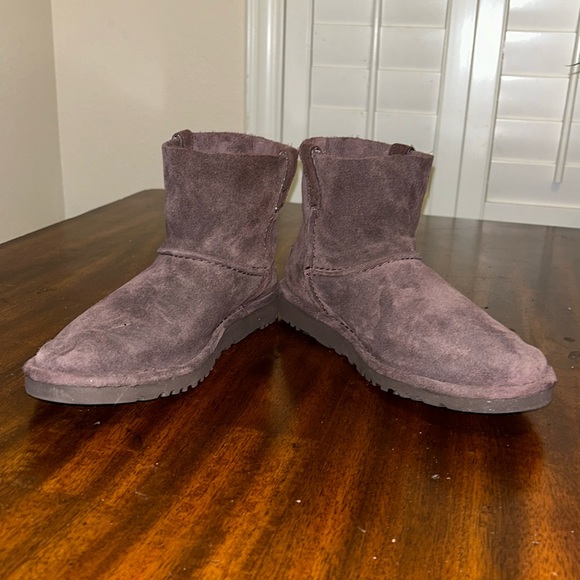 Ugg suede leather ankle boots. - Picture 3 of 12